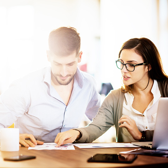 birlikte çalışan iş arkadaşları