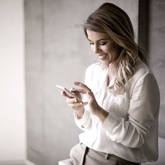 telefona bakan kadın