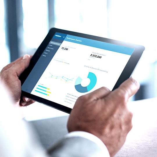 Otomasyon, modern işletmelerdeki çeşitli zorlukları çözer close up of man holding a tablet with a graph on the screen
