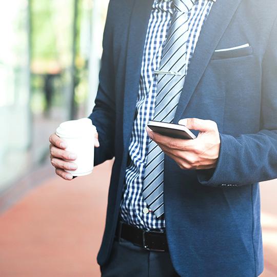 Baskı neden hala önemli? businessman holding a coffee and mobile phone