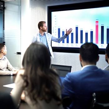 İş modellerini yeniden dijitalleştirmenin yolları presenting a graph in a meeting