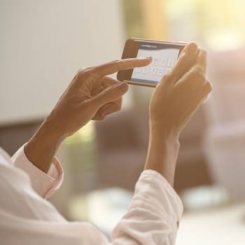 Nesnelerin Internetinin ötesine geçmek hands holding a smartphone