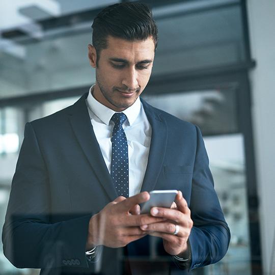 Veri yakalama, işlemleri kolaylaştırmanın sadece bir yoludur businessman checking his phone