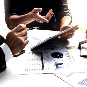 Otomatikleştirilmiş muhasebenin faydaları close up of man pointing at tablet