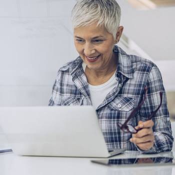 Makaleler woman reading articles on laptop