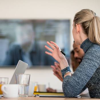 E-kitaplar colleagues in a meeting