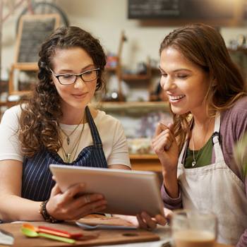 Satış döngüsünü optimize etme yolları  workers in overalls looking at tablet