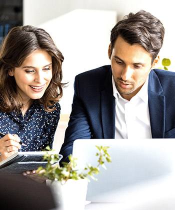Üçüncü partiler ile işlerinizi düzene koyun two colleagues looking at a laptop