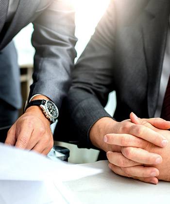 Tazminat talebi prosedürlerini düzenleyin close up of businessman's hands