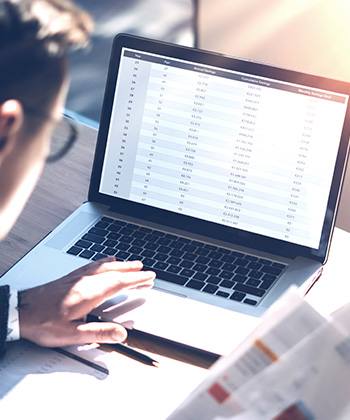 Optimizasyon büyümeyi nasıl artırır? man typing on a laptop