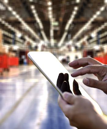 Ürün geliştirmeyi hızlandırın  close up of someone using a smartphone