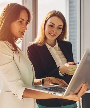 Mevcut sistemle entegre olun two colleagues working on laptop