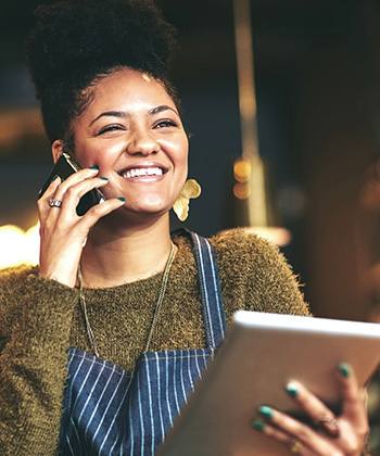 Stratejik konuma gelin waitress using a phone and tablet