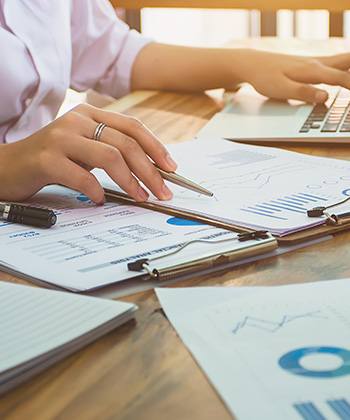 Dijital dönüşüm verimliliği nasıl artırır?  writing in a notebook