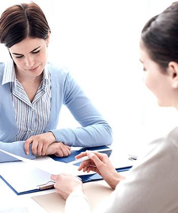 Uyumu kolaylaştırın two women in a meeting