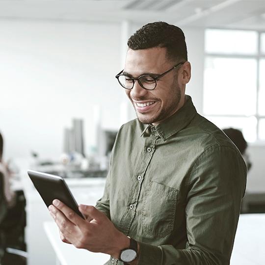 Diğer Kyocera Network Cihaz Yönetimi yazılımları hakkında bilgi edinmek ister misiniz? tablete bakan adam