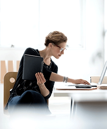 women typing in a laptop