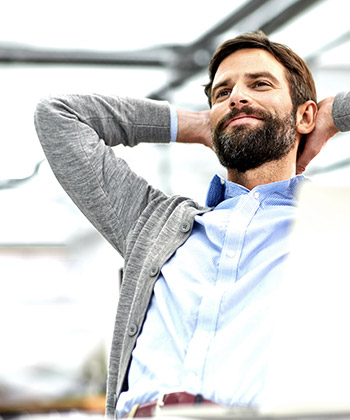 sandalyesinde baskısını bekleyen adam