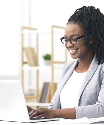 laptopta çalışan kadın