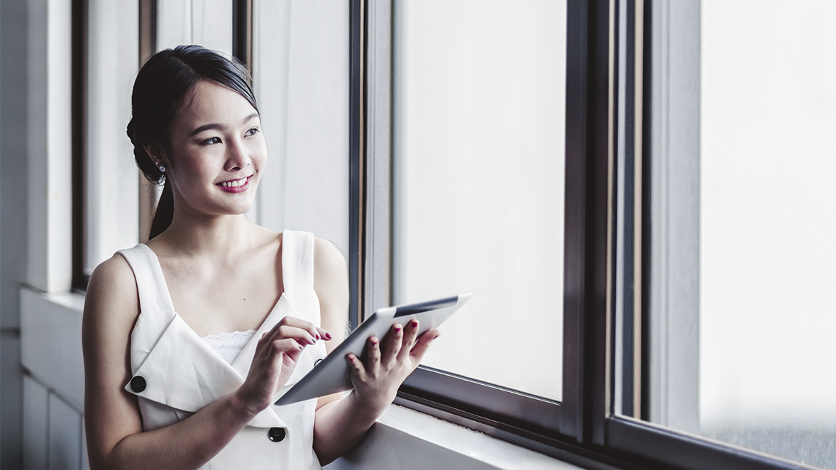 cam kenarındaki tabletli kız