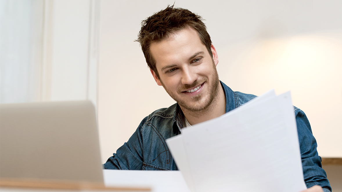 kağıtlara bakan adam