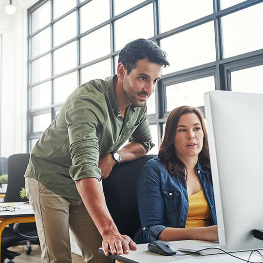 açık ofiste çalışan iş arkadaşları