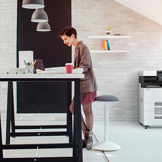 modern ofiste çalışan kadın