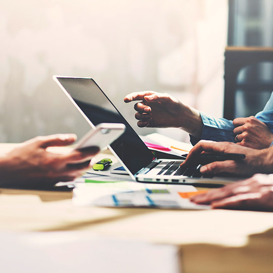 bilgisayarda çalışan iki kişi 